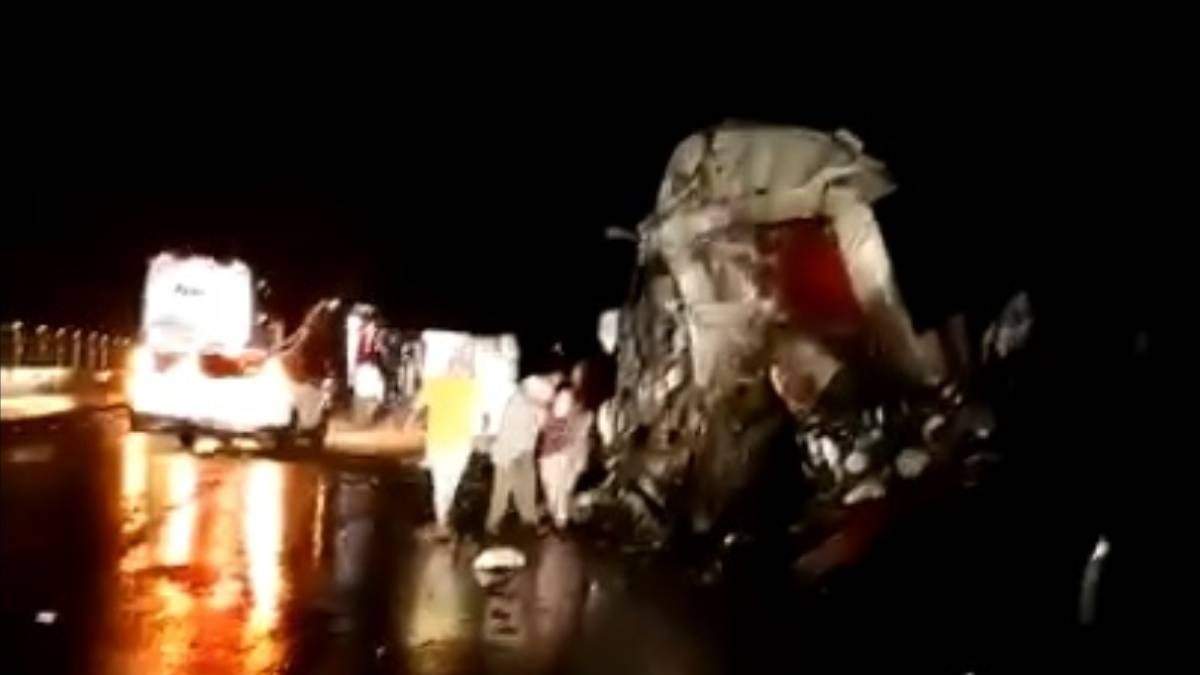 El tráiler impactó al autobús cerca del crucero de Tequila-Amatitán