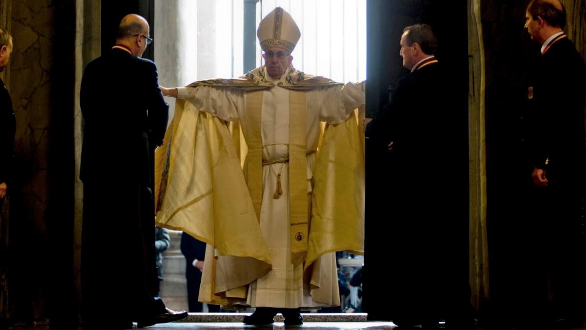 El papa Francisco abre la Puerta Santa de la Basílica de San Pedro en el Vaticano, el martes 8 de diciembre de 2015