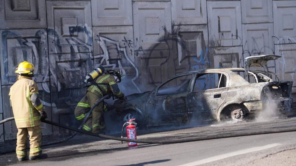 Uno de los vehículos incendiados en Morelia