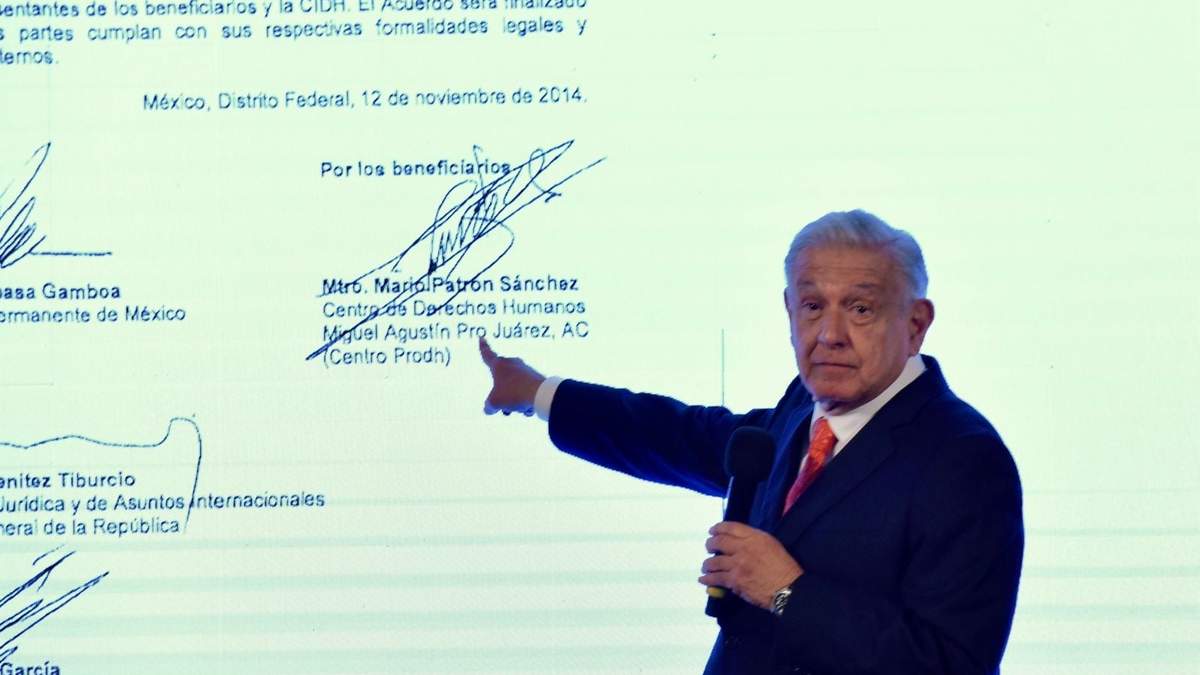 López Obrador presentó un documento como prueba de la supuesta intervención del Prodh en el caso Ayotzinapa