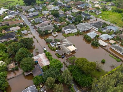 Rescatan a 230 personas tras inundaciones en Hawái; advierten que represa podría colapsar