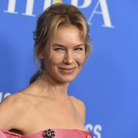 ¡Inesperado momento! Renée Zellweger le arrebató esto a Scarlett Johansson en los Globos de Oro