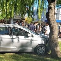Chocaron dos autos y uno atropelló a una madre que caminaba con sus hijos