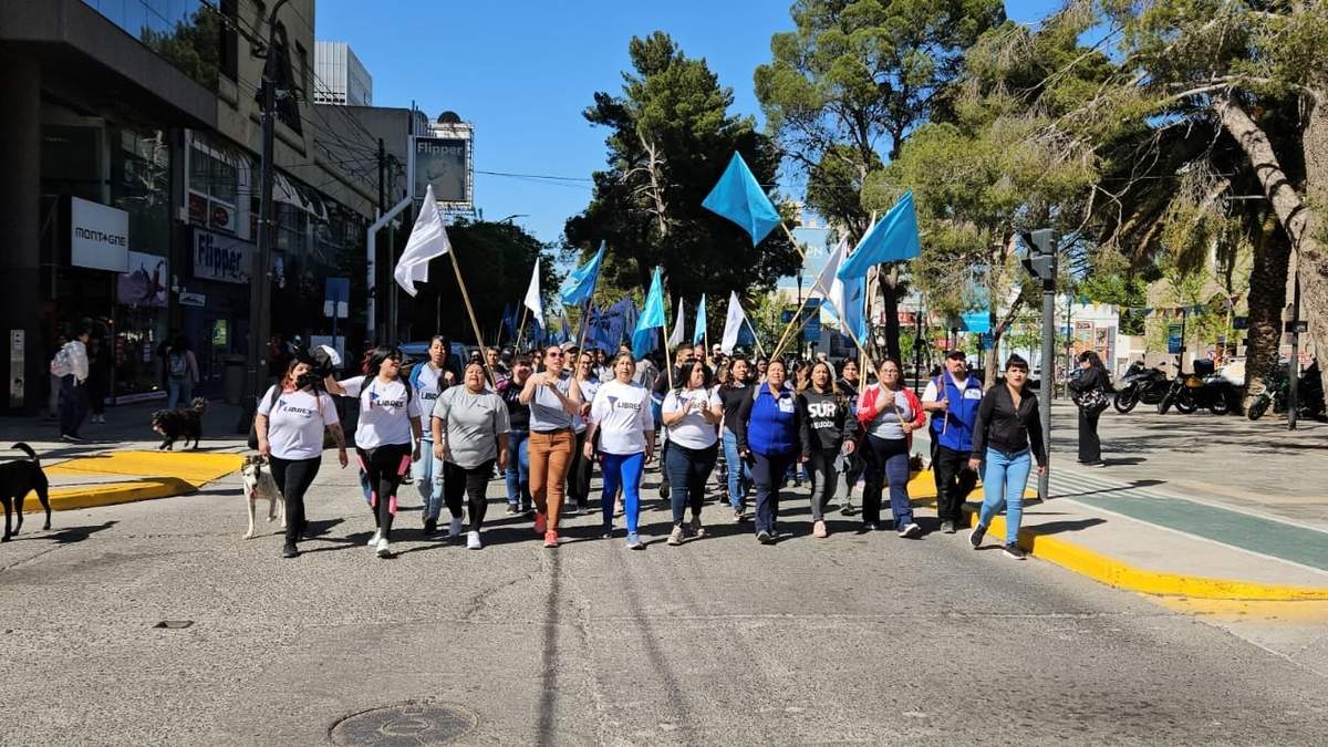 Movilización en el centro neuquino. Fuente: (Javier Manzano - Minuto Neuquén)
