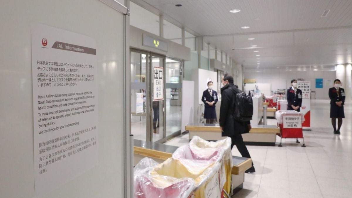 Medidas sanitarias en un aeropuerto de Japón