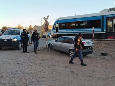 Choque con el Tren del Valle en Neuquén: un auto cruzó sin mirar y sufrió graves daños