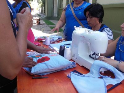 Trabajadoras de la cooperativa textil Traful Newen donaron su producción y exigieron un contrato para producir la indumentaria de la policía