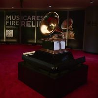 Premios Grammy: Sabrina Carpenter, Lady Gaga y Taylor Swift brillaron en la alfombra roja con sus osados looks