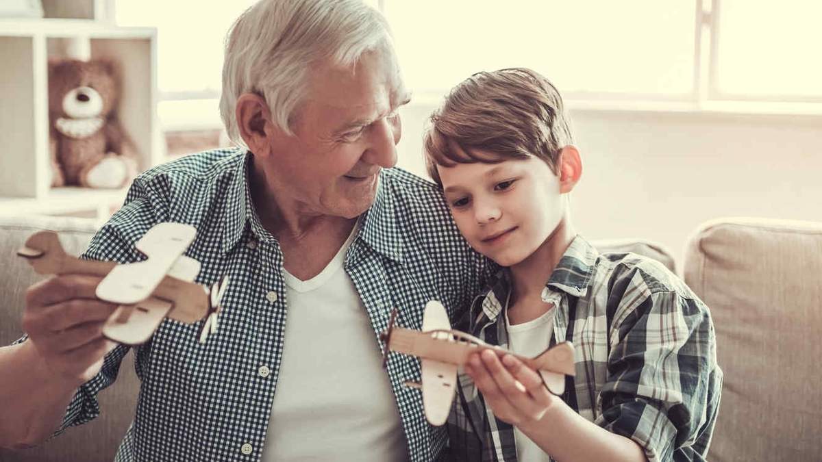 Visitas de nietos a abuelos. Foto ilustrativa