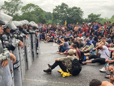 Con bloqueo carretero y en aduana de Chiapas, migrantes presionan para regularizar su situación