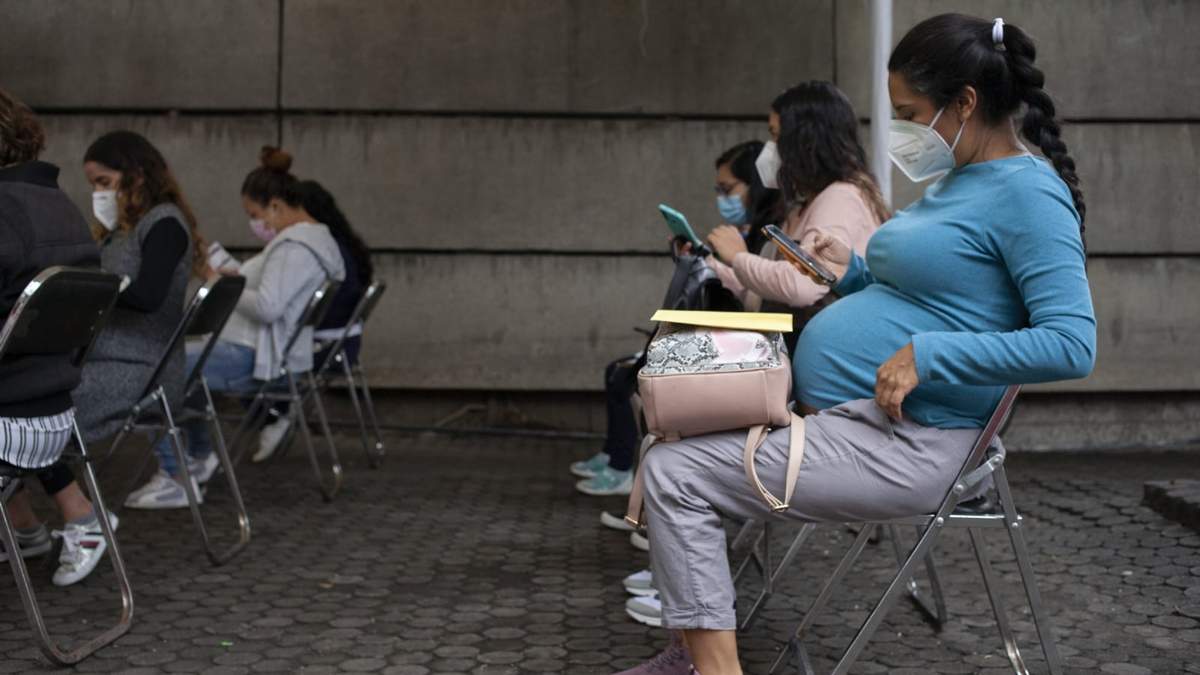 Mujeres embarazadas en un centro de vacunación contra el covid