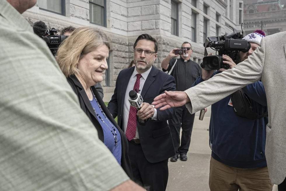 La jueza de circuito del condado de Milwaukee, Hannah Dugan, sale del tribunal federal tras una audiencia el jueves 15 de mayo de 2025 en Milwaukee.
