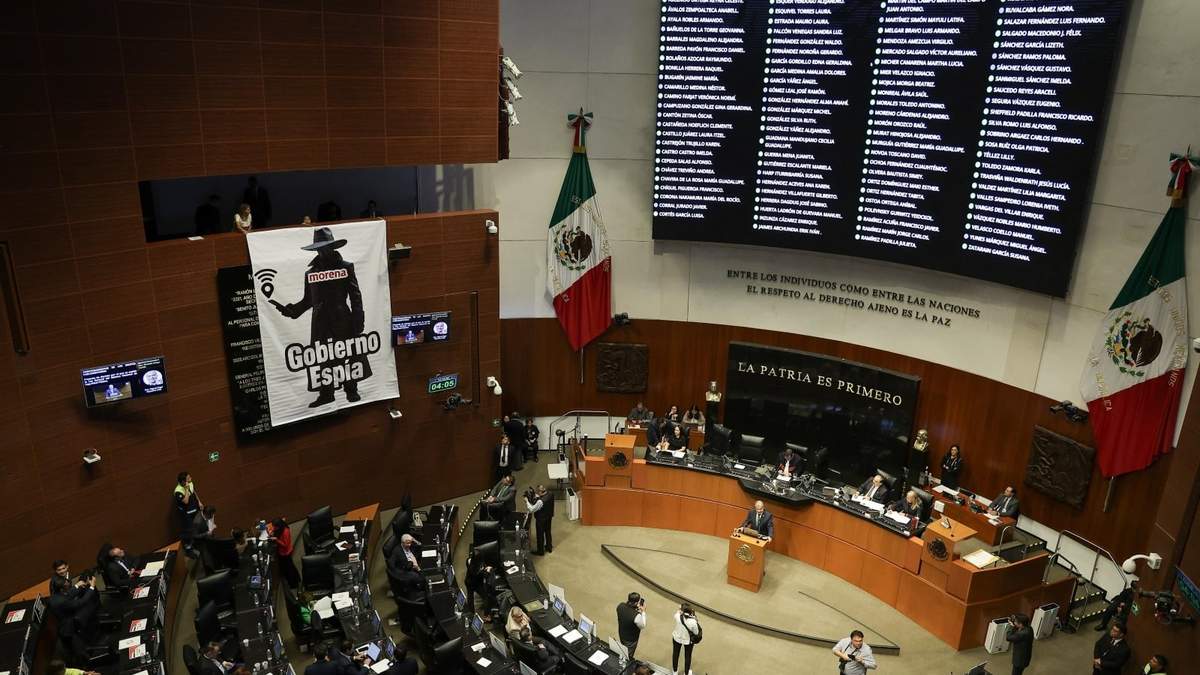 El PAN colgó una manta en el pleno del Senado con la leyenda "gobierno espía"