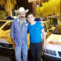 Alcalde que 'robó poquito” regala autos nuevos 'para atraer turismo”