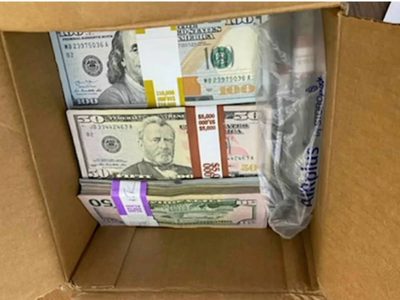 Profesor encuentra 180 mil dólares en una caja que estuvo meses en la escuela sin ser abierta