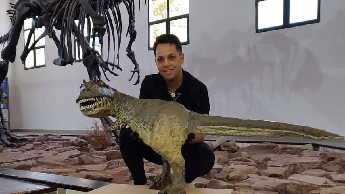 La escultura del dino de chocolate ya está exhibida en El Chocón. Fuente: (Facebook)