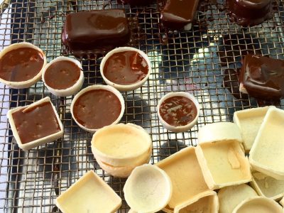 Cuadraditos de chocolate y coco sin TACC y sin lácteos: listos en pocos minutos para el antojo dulce