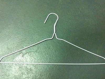 Con 1 percha de metal vieja y unos broches para tender la ropa: mirá este truco para colgar medias