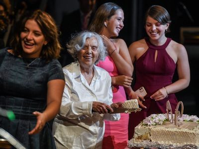 "Feminicidios y desapariciones tienen que parar", dice Poniatowska en su homenaje en Bellas Artes