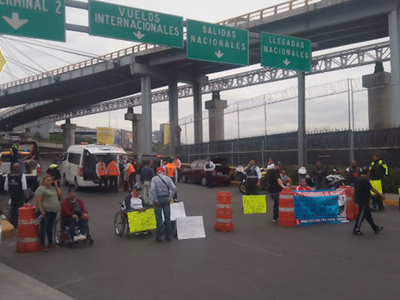 Personas con discapacidad bloquean acceso al AICM; exigen tratamiento