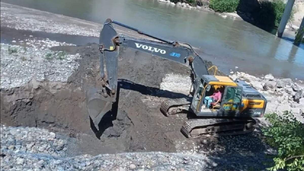 Vialidad de la provincia aportó maquinaria pesada para realizar las tareas de limpieza. Fuente: (Gobierno de Neuquén)