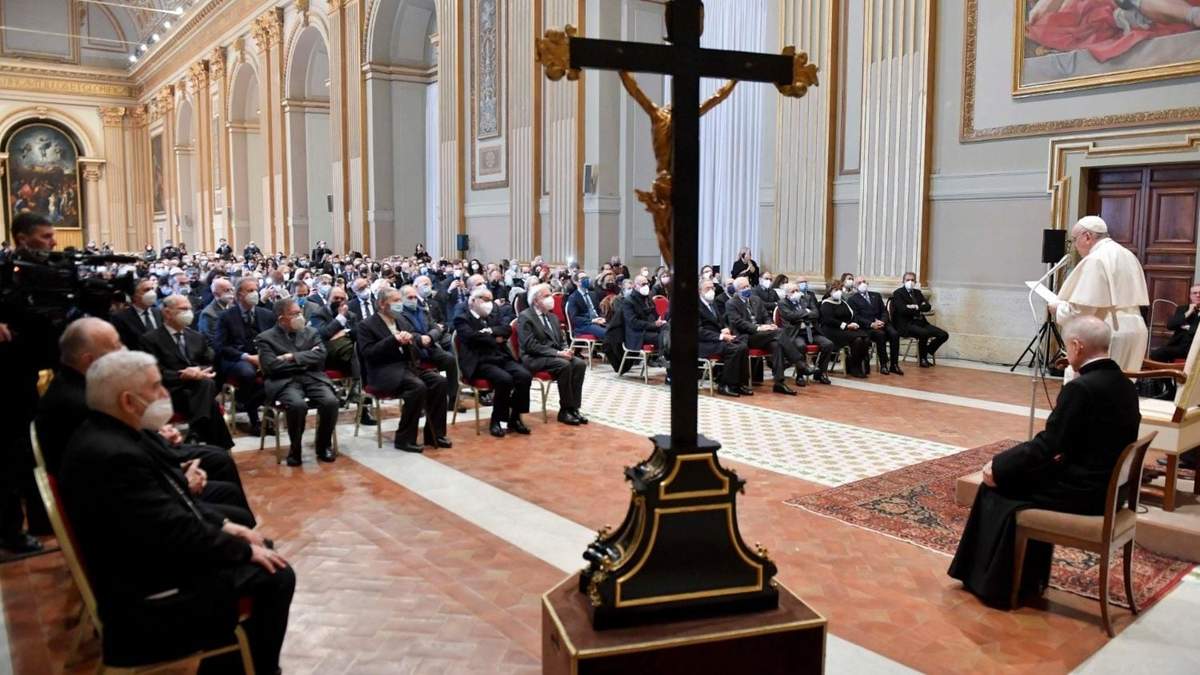 El líder durante una ceremonia religiosa