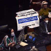 Panista toma tribuna y retrasa el inicio de la sesión extraordinaria en el Senado