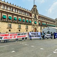 Clausuran simbólicamente Palacio Nacional, FGR y CNDH para exigir investigación a Fuerzas Armadas