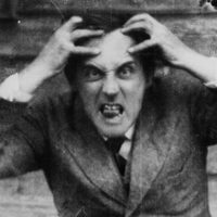 "El loco y la monja", una historia de absurdos y humor