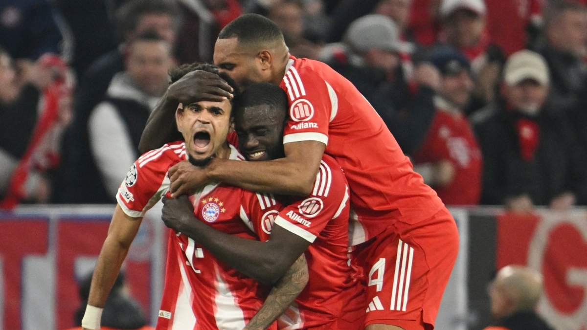 Luis Díaz celebra con sus compañeros tras anotar el tercer gol del Bayern Múnich