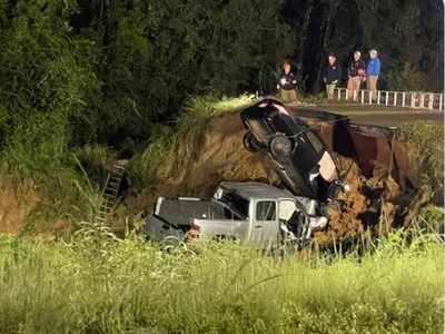 Siguen las consecuencias del huracán Ida en Estados Unidos: una ruta colapsó y varios autos cayeron