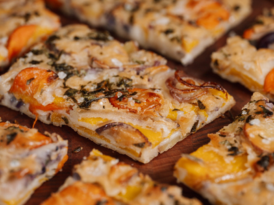 Schiacciata de cebolla, la receta italiana fácil y crocante que se va a transformar en tu favorita para las picadas