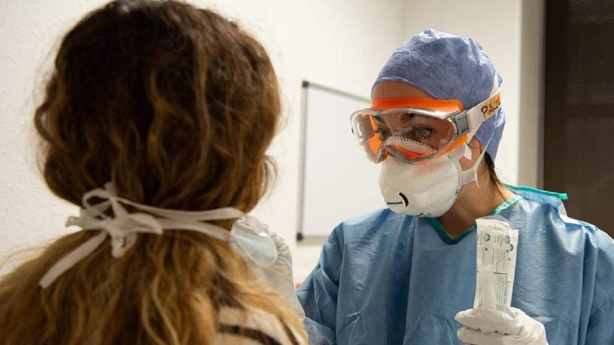 Intenso trabajo de personal médico y de enfermería atendiendo a  pacientes ante el avance del coronavirus. Fuente: (Twitter).