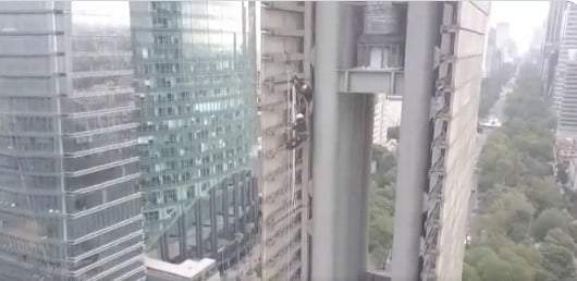 Dos mujeres escalan la Estela de Luz