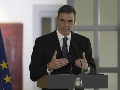 Pedro Sánchez, presidente español, ofrece disculpas por escándalo de corrupción en su partido