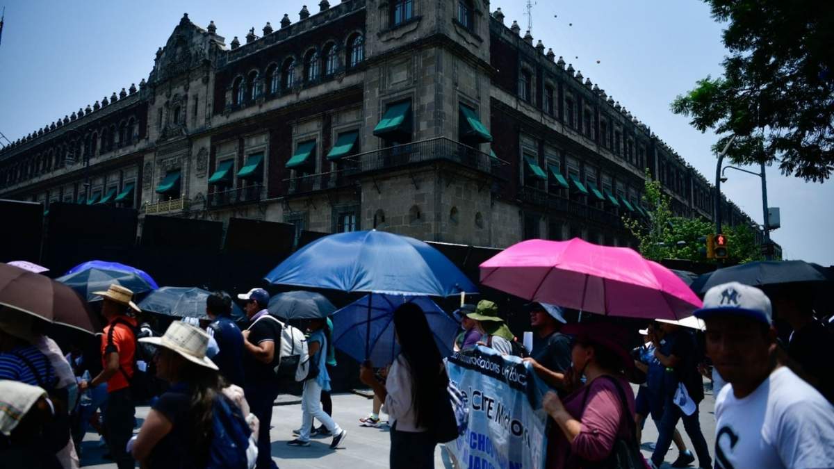 Zócalo capitalino con plantón de la CNTE días antes de la marcha "marea rosa"