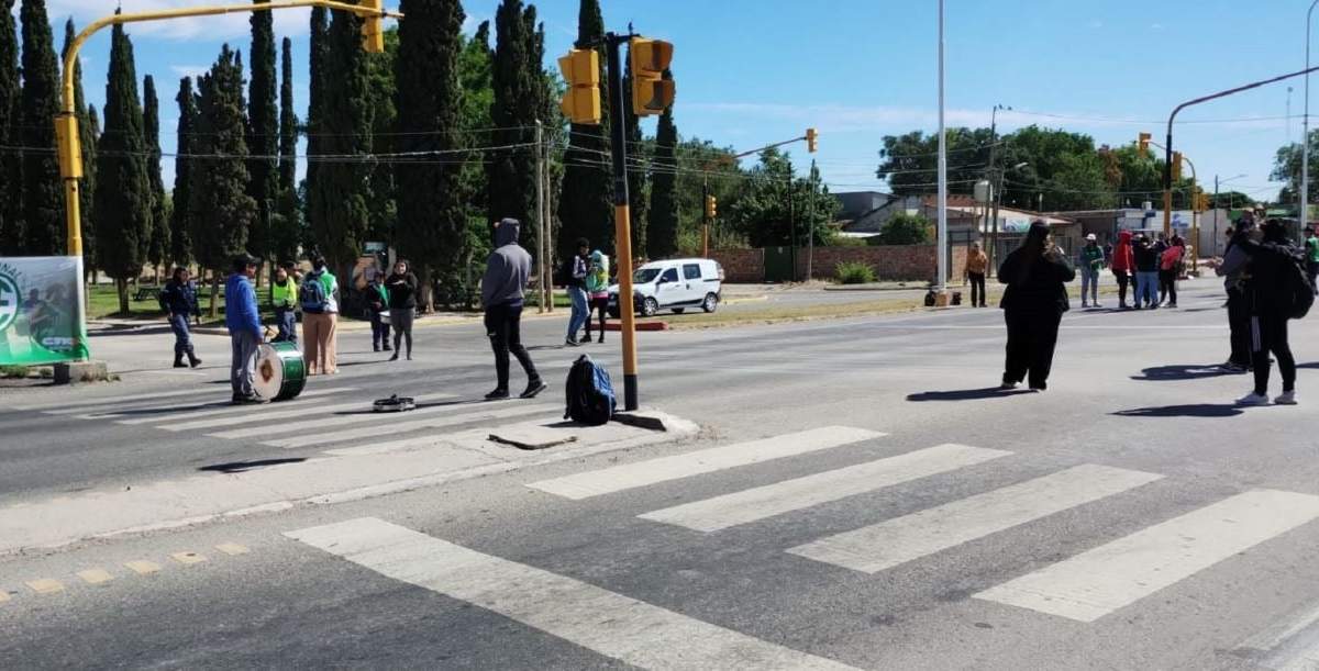 Manifestantes cortan el tránsito en la ruta 22 y avenida San Martín de Senillosa. Fuente: (Facebook)