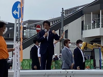 El exprimer ministro japonés Shinzo Abe colapsa mientras daba un discurso; se escuchan disparos