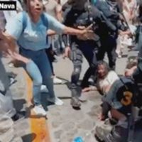 Matan a golpes a presunta secuestradora y asesina de la niña Camila en Taxco (Videos)