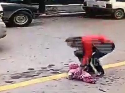 Captan cómo un hombre salva a bebé que cruzaba una calle gateando