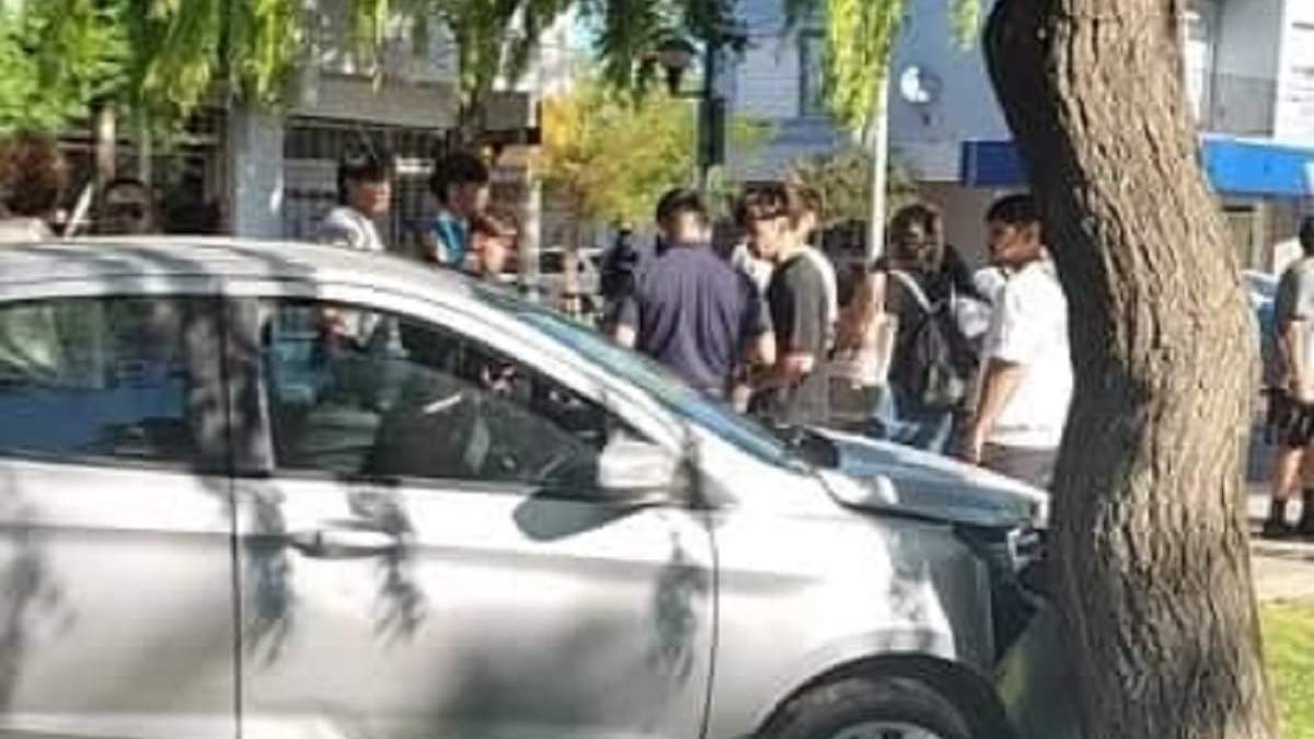 Antes de incrustarse contra el árbol, el Ford atropelló a la madre y sus hijos. Fuente: (Tu Noticia)