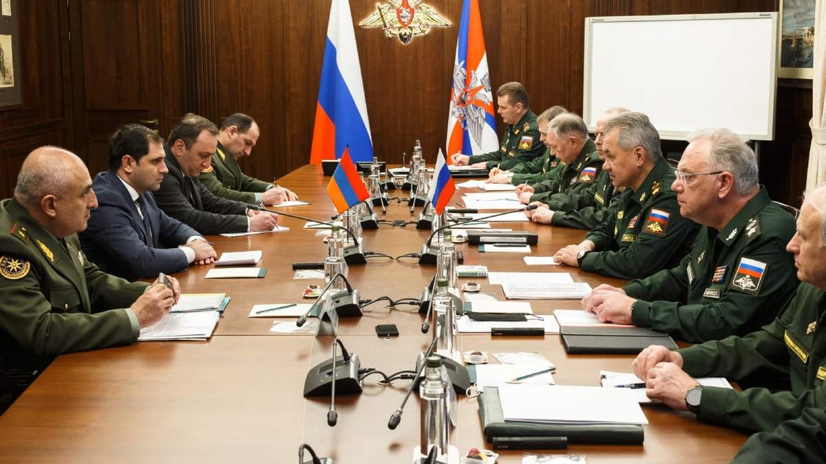El ministro de Defensa ruso, Sergei Shoigu, y el ministro de Defensa armenio, Suren Papikyan