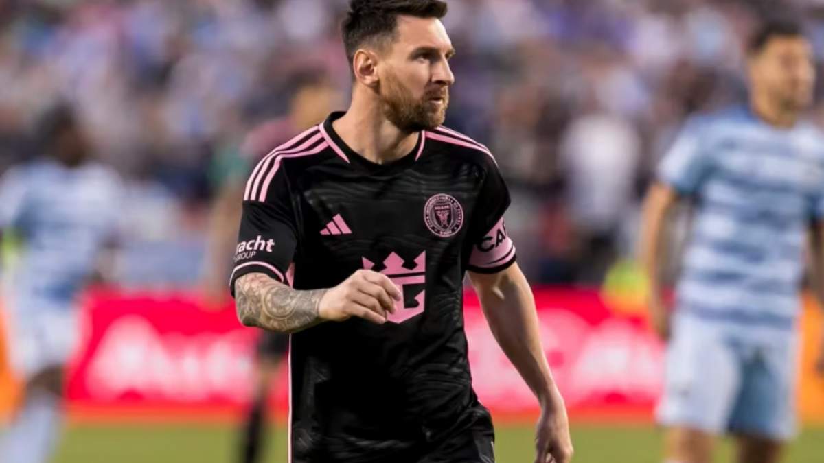 El argentino Lionel Messi, del Inter Miami, disputa el encuentro del sábado 13 de abril de 2024, ante el Sporting Kansas City