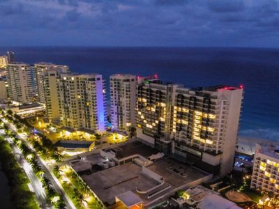 Playas cerradas, hoteles vacíos y miles de despidos en Cancún por covid-19