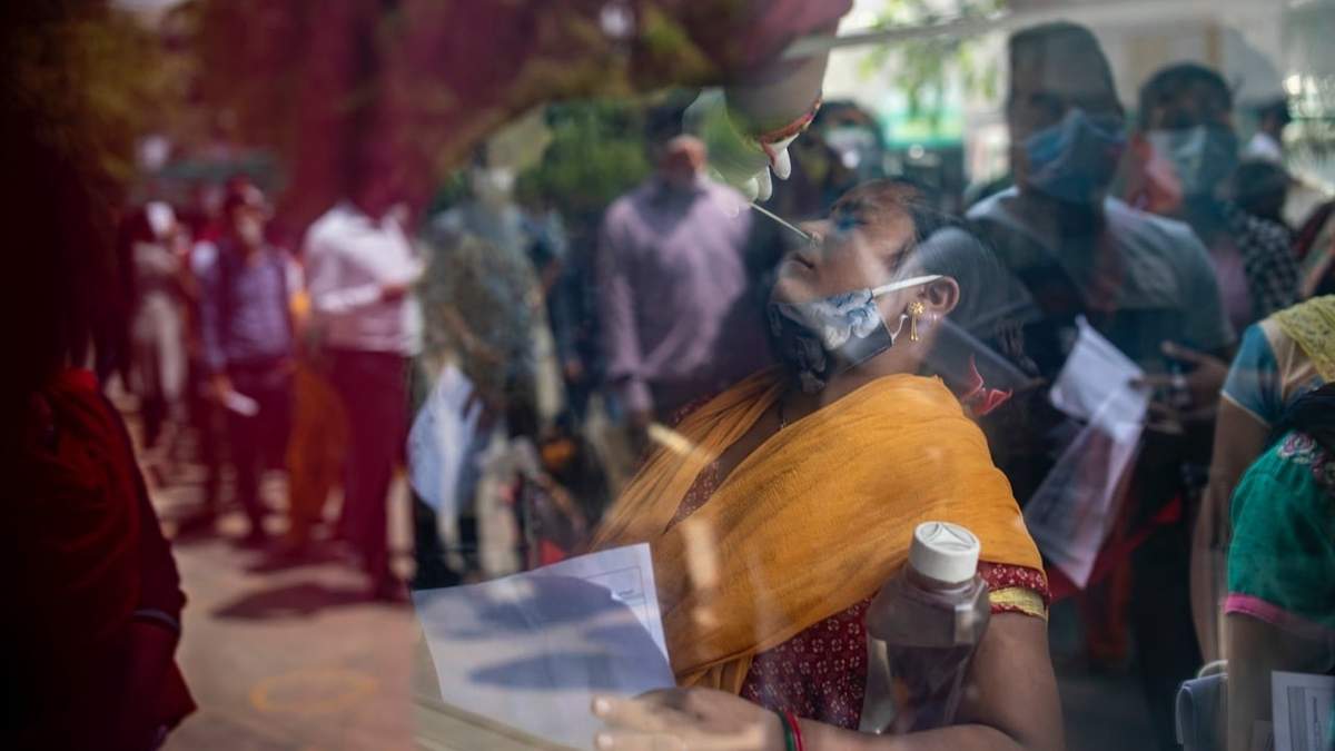 Realizan una prueba covid-19 a una mujer en la India