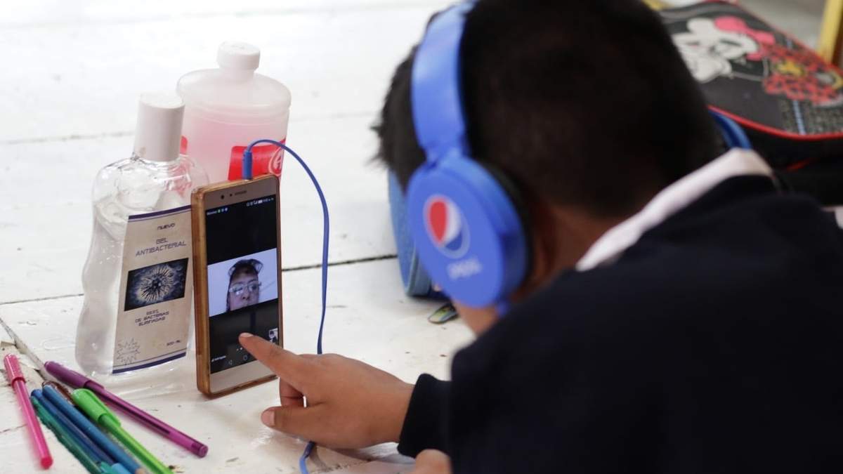 Un estudiante toma clases a distancia