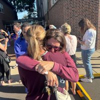 Tiroteo en escuela católica deja 3 muertos, incluido el agresor, y 17 heridos en Minneapolis