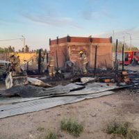 Tres viviendas fueron consumidas por un incendio provocado por la caída de un poste de electricidad