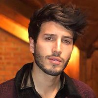 ¡Que romántico! Sebastián Yatra se sentó al teclado y dejó ver su talento