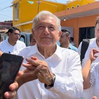 Así fue la sorpresiva visita de AMLO a Marquelia para apresurar obras (Videos)